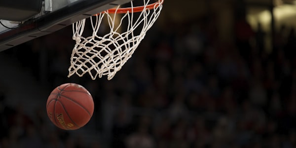 NBA季后赛湖人队对阵勇士队篮球比赛直播画面